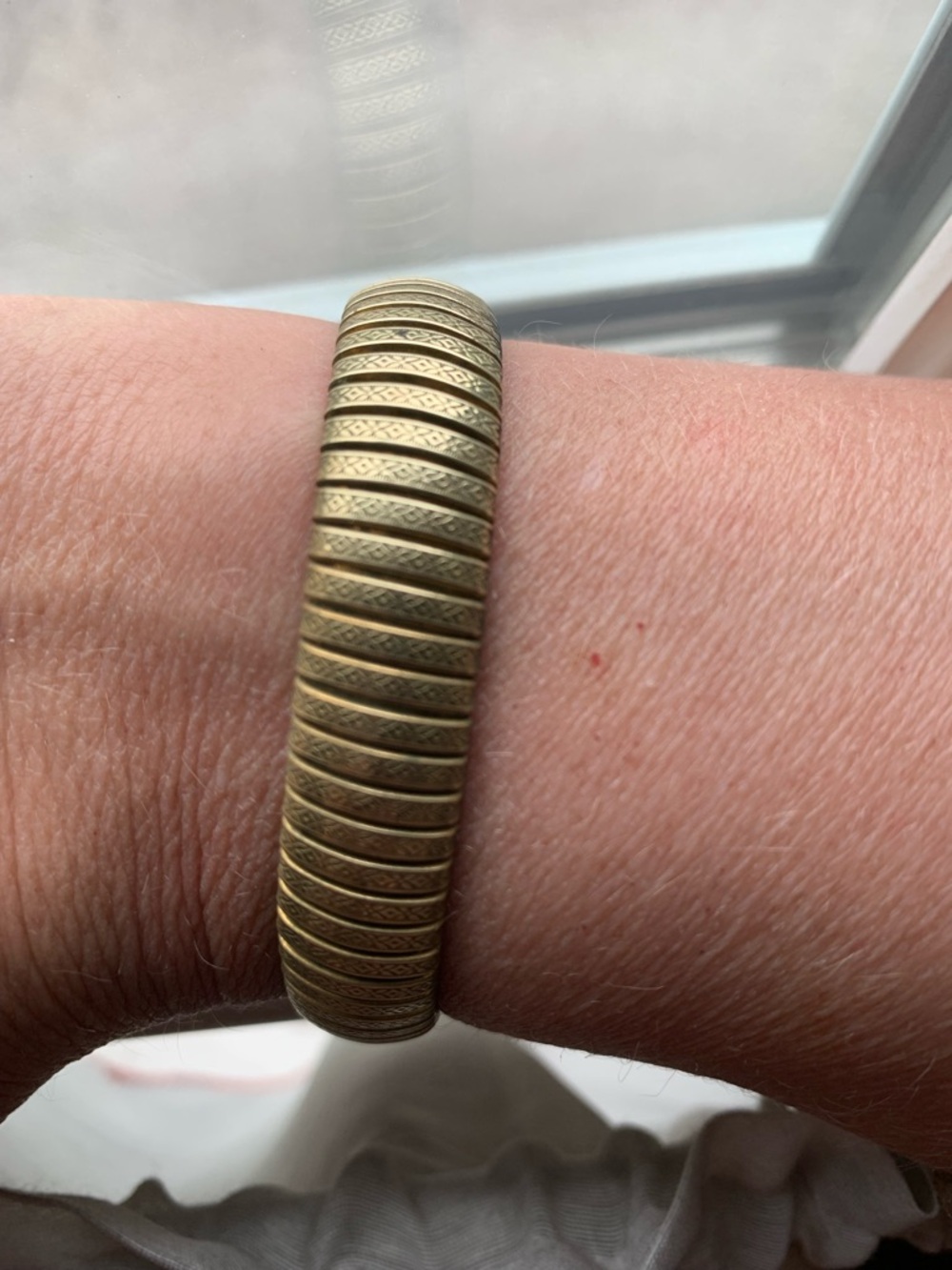 Antique-Style Gold-Tone Elastic Bracelet